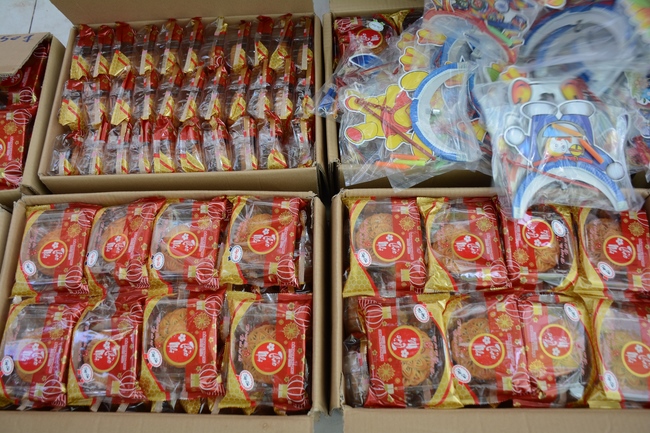 Giving gift portions to pupils on the occasion of Mid-Autumn Festival